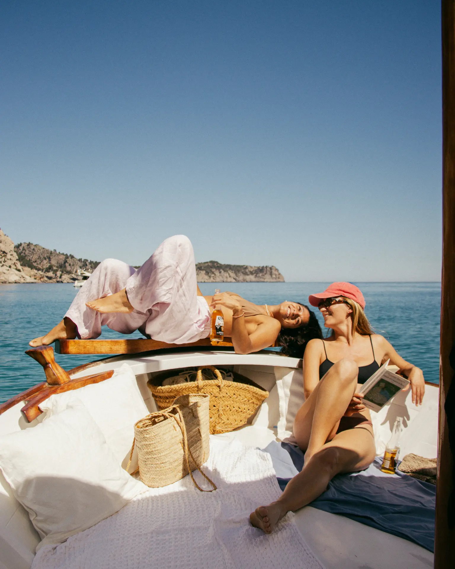 Imagen de un llaut navegando por la costa de Mallorca