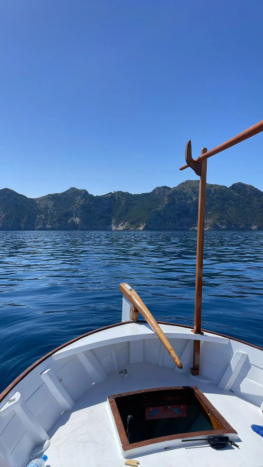 Imagen de un llaut navegando por la costa de Mallorca
