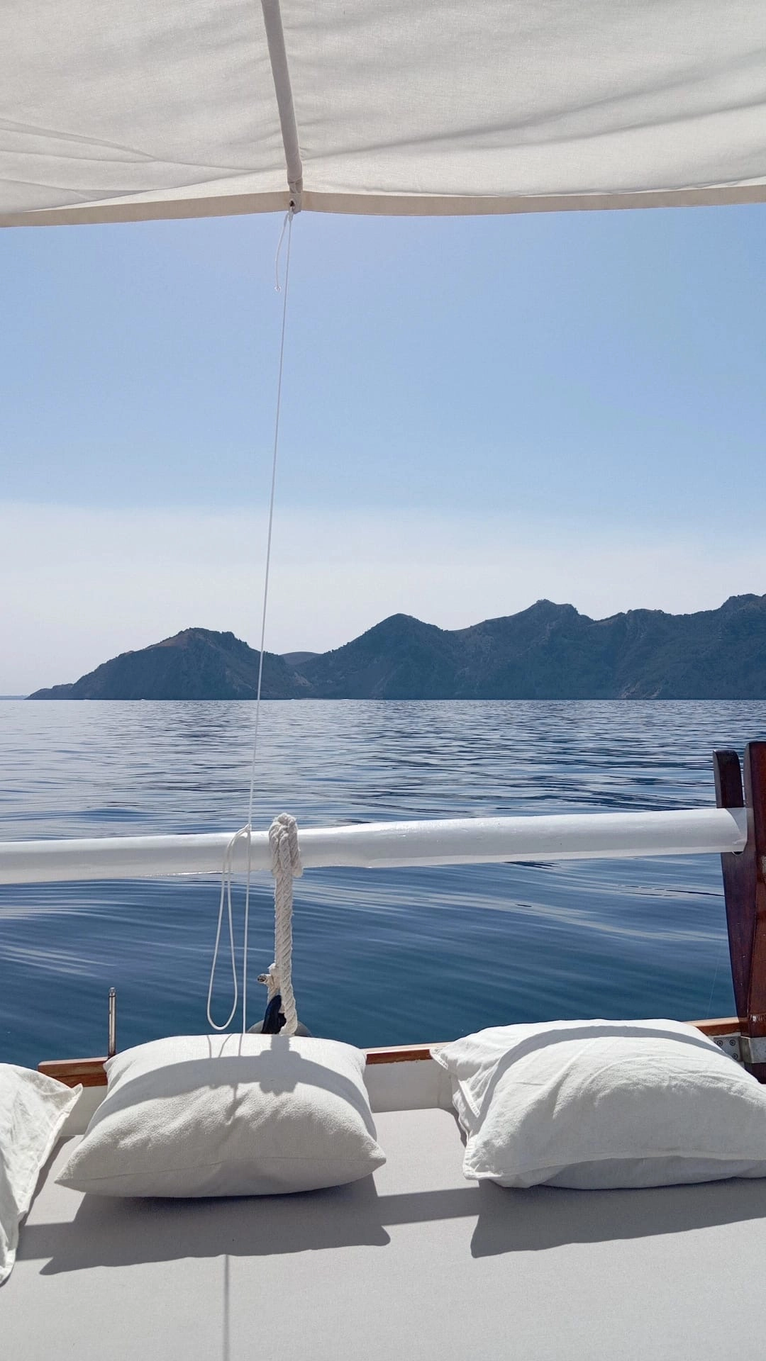 Imagen de un llaut navegando por la costa de Mallorca
