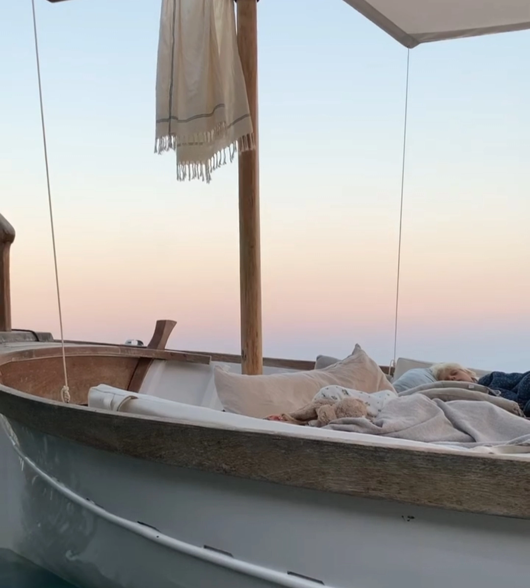 Imagen de un llaut navegando por la costa de Mallorca