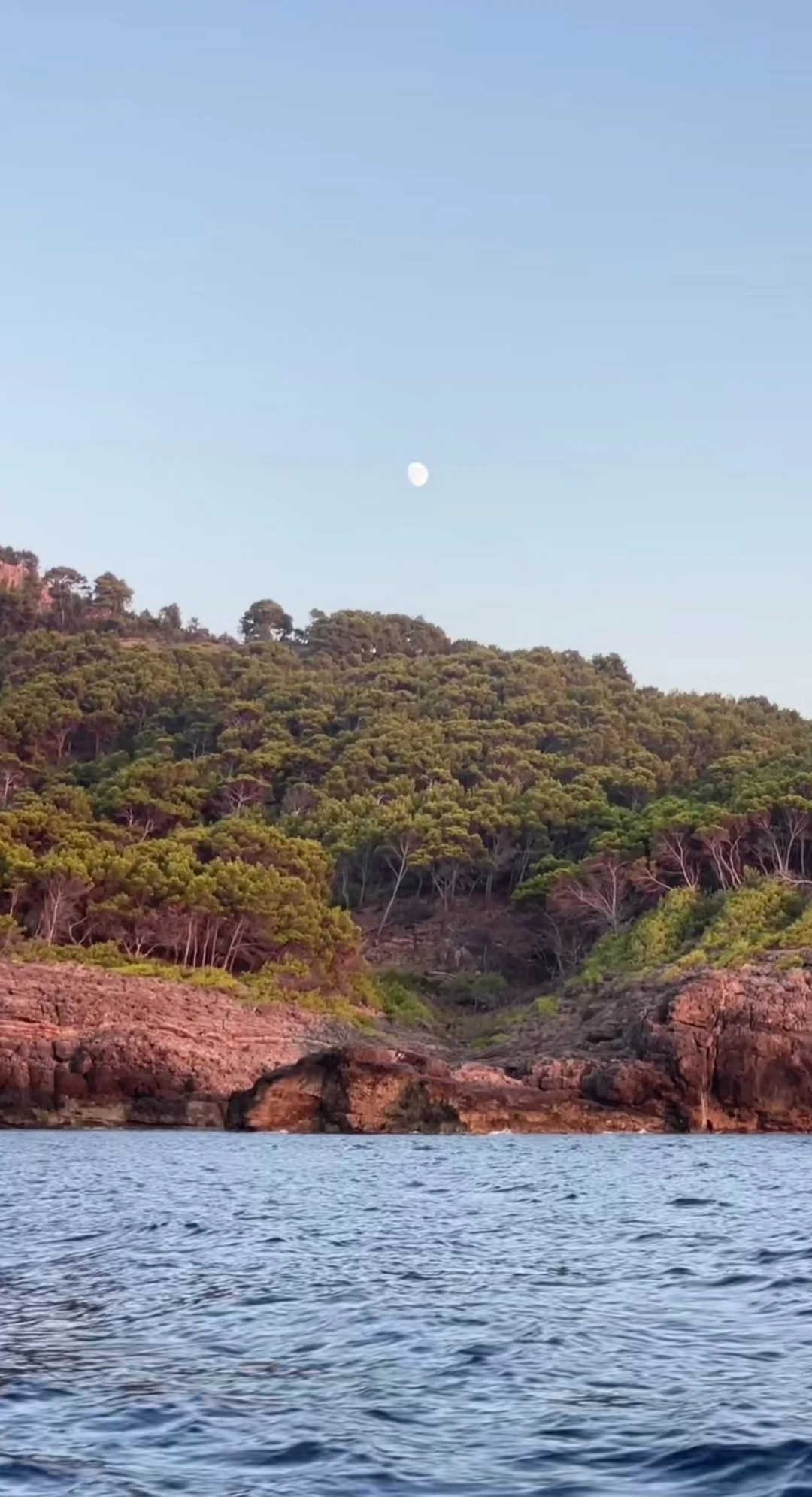 Imagen de un llaut navegando por la costa de Mallorca